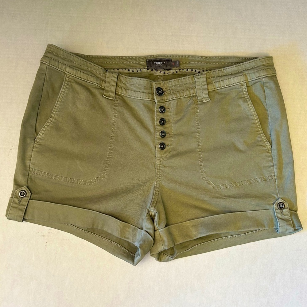 Torrid Feel The Fit light green cuffed 5 button fly shorts Sz-18. J18